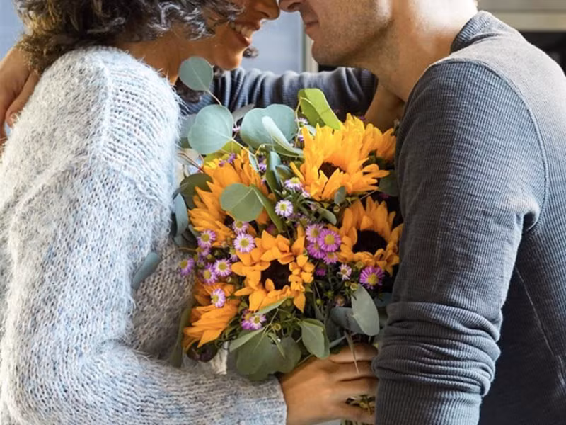 Những bông hoa hướng dương rực rỡ sẽ mang lại nụ cười tươi tắn cho các nàng.