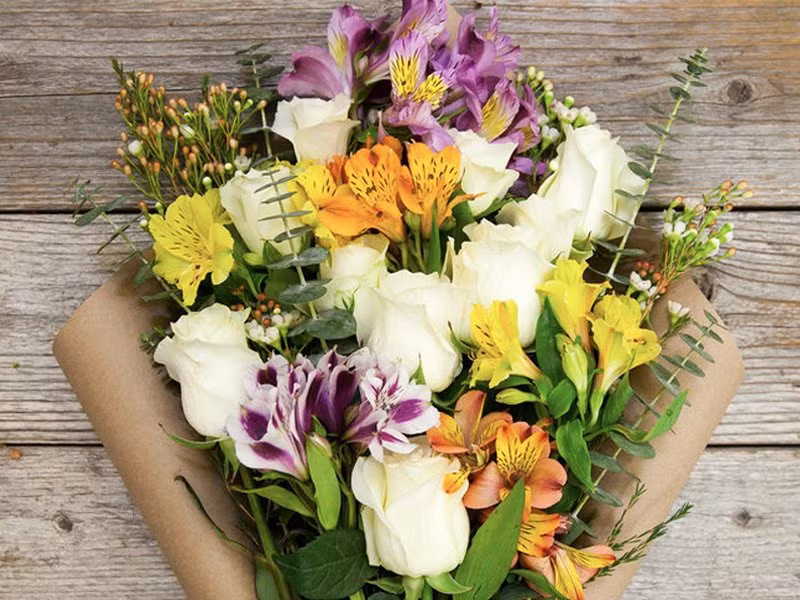  Cách bó hoa kết hợp nhiều màu sắc bắt mắt tạo ấn tượng với bạn gái. Bạn có thể chọn những bông hồng trắng kết hợp với nhiều loại hoa màu sắc khác.