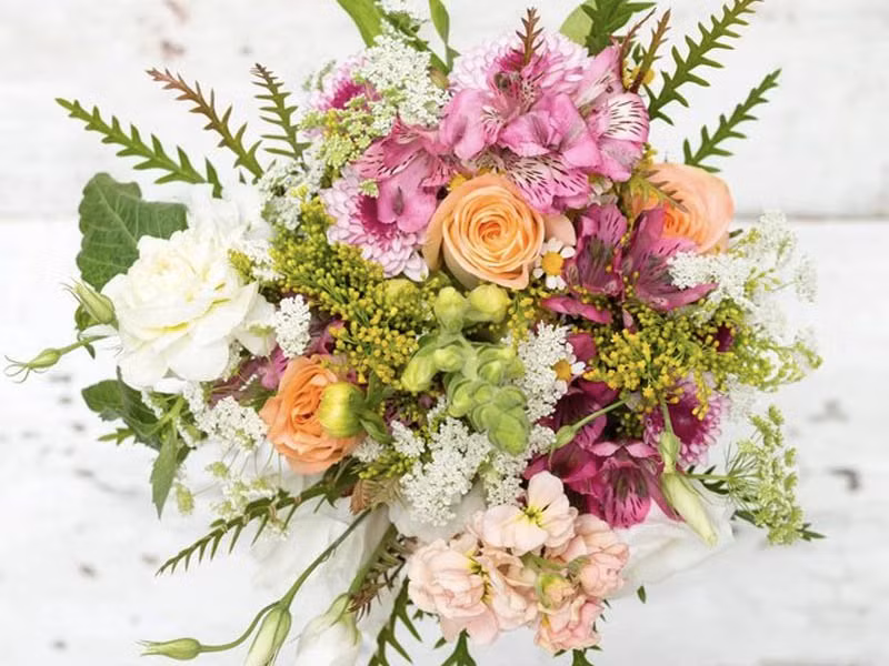 Một kiểu bó hoa kết hợp nhiều loài và nhiều màu sắc cũng là cách lấy điểm trong mắt nàng nhân ngày lễ Tình nhân.