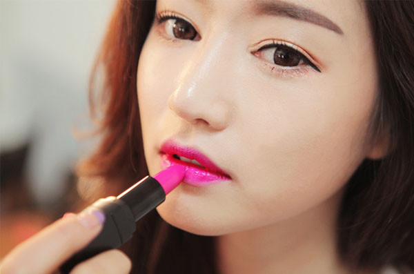 Tô son màu hồng tươi giúp các cô nàng thêm nổi bật và ngọt ngào trong ngày 8/3.