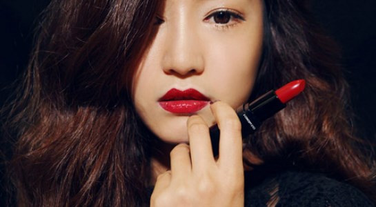 Màu son đỏ tươi chưa bao giờ bị coi là lỗi mốt mà ngày càng trở nên phổ biến, mới lạ với sự biến tấu thông minh của phái đẹp. Son đỏ tươi giúp khuôn mặt phái đẹp trở nên rạng rỡ và tươi trẻ.