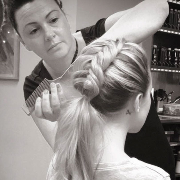 Nhà tạo mẫu tóc Alison Valsamis đang tạo kiểu tóc.