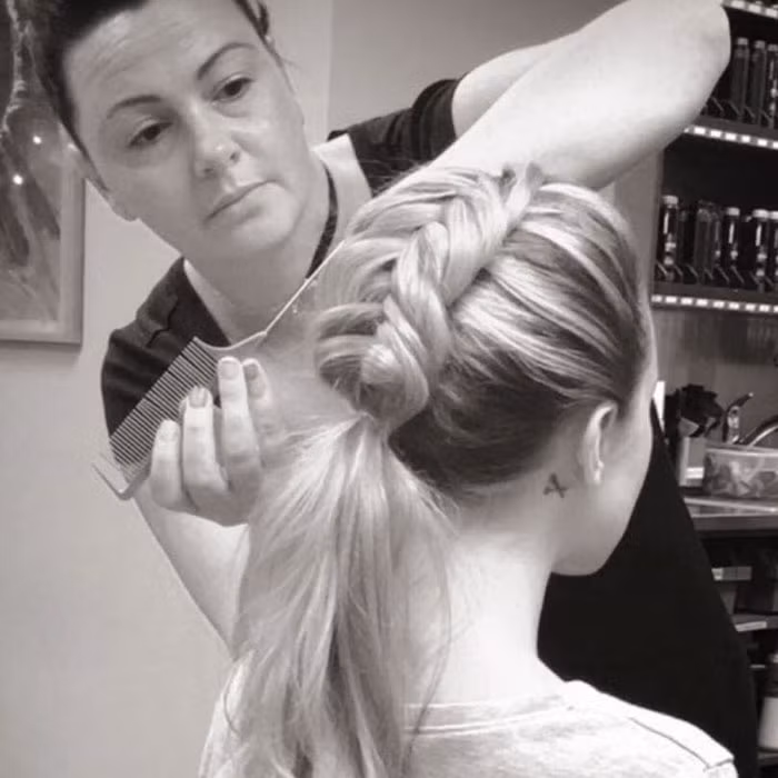 Nhà tạo mẫu tóc Alison Valsamis đang tạo kiểu tóc.