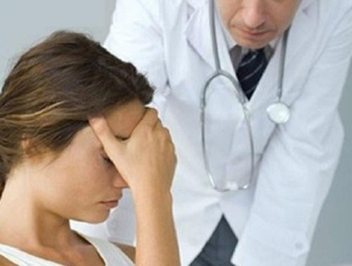 Nhờ có chồng và gia đình ở bên động viên, tôi đã vượt qua được cú sốc và quyết định nghỉ việc để điều trị (Ảnh minh hoạ).