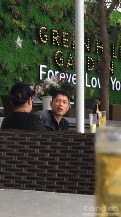 Đối tượng Hoàng Quốc Tuấn hẹn nạn nhân P. tới quán cà phê Đồng Xanh (526 – Lê Trọng Tấn) đòi tiền lãi - Ảnh trinh sát chụp vào chiều 17/7.