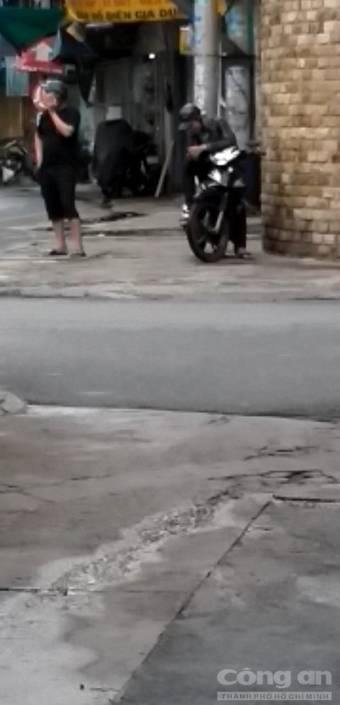 Đàn em của Phạm Văn Hưởng đang thu hồi nợ tại Q.Tân Phú - Ảnh trinh sát chụp vào ngày 10/7.