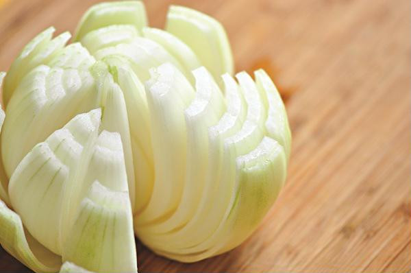 Hành tây có tác dụng trị ẹo mà không ảnh hướng đến da.