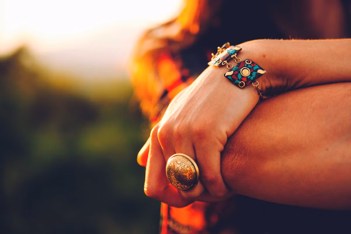 Mang phụ kiện nặng: Đeo đồ trang sức là cách giúp bạn trông quý phái và còn giúp bạn trông gầy hơn nếu kết hợp với trang phục phù hợp.