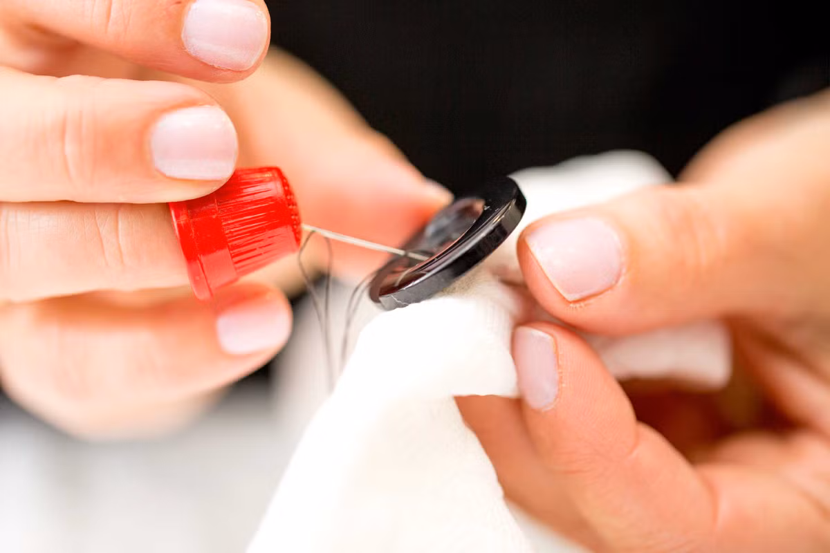 Chú ý đến từng chi tiết: Đừng bao giờ mặc những trang phục đã bạc màu, xù lông hay chảy nhão. Hãy để ý tới cả những chi tiết nhỏ nhất của quần áo như đường may bục hay chiếc cúc bung.