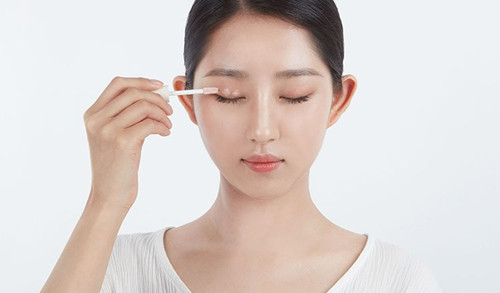  Sử dụng kem mắt có thể xóa tan thâm quầng, bọng mắt?: Không. Chính xác là không thể. Chưa có nghiên cứu hoặc công trình khoa học nào cho thấy thành phần trong sản phẩm chăm sóc da có thể loại bỏ và giảm quầng thâm, bọng mắt hay vùng da nhăn nheo quanh mắt cả. Vì đơn giản, kem mắt chỉ có tác dụng ngăn ngừa lão hóa vùng da quanh mắt mà thôi.