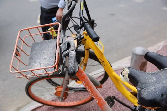 Những chiếc xe đạp này nằm phơi mưa nắng, gần như không được quản lý và bảo dưỡng.