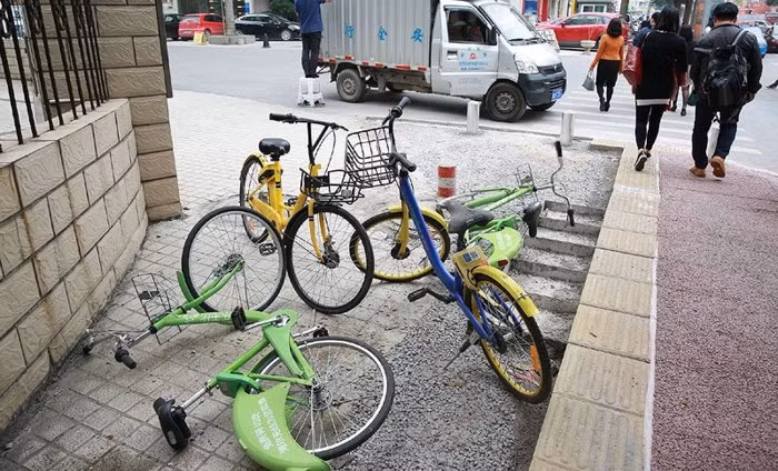 Xe vứt đầy đường phố, trở thành rác thải...