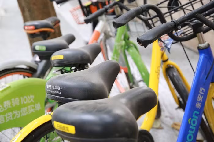 Những chiếc xe đạp không được sử dụng lâu ngày phủ đầy bụi.