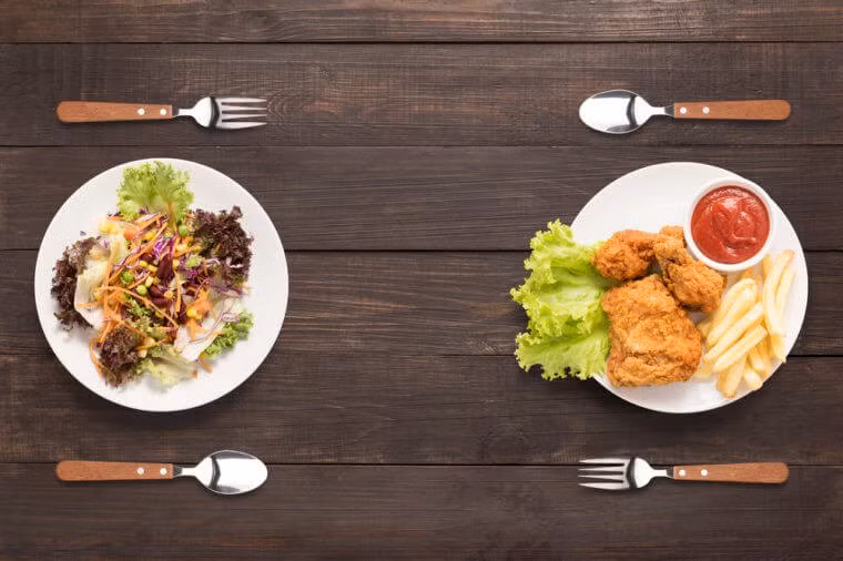 Thay vì pizza, khoai tây chiên..., bạn có thể chọn ăn cá hồi, các loại hạt... để cơ thể khỏe mạnh hơn.