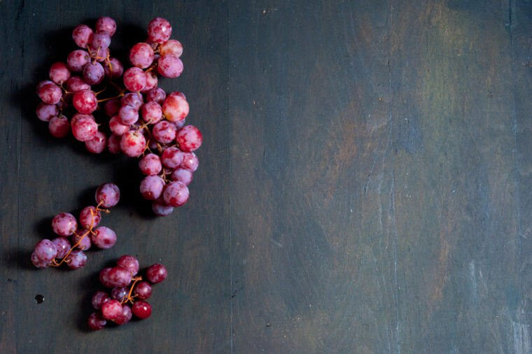 Thay thực phẩm không tốt cho cơ thể bằng đồ ăn lành mạnh. Vứt bỏ tất cả đồ ăn vặt bạn có ở nhà hoặc nơi làm việc và thay thế bằng trái cây khô, quả hạch, trái cây tươi...