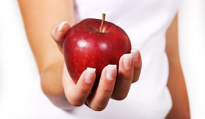 Ăn một quả táo mỗi ngày có thể ngăn ngừa đột quỵ. Các nhà khoa học Hà Lan phát hiện ra rằng, những người ăn thêm 25gr trái cây hoặc rau quả trắng như táo, lê, hành và nấm hàng ngày có nguy cơ đột quỵ thấp hơn 90%.