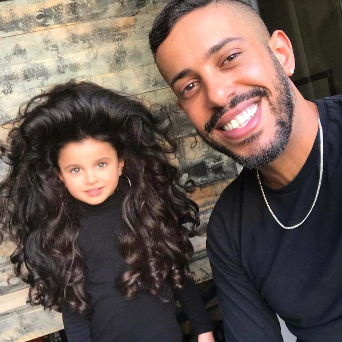 Nhà tạo mẫu tóc của Mia nhận xét cô bé là đứa trẻ rất ngoan, kiên nhẫn và luôn mỉm cười với mọi người.