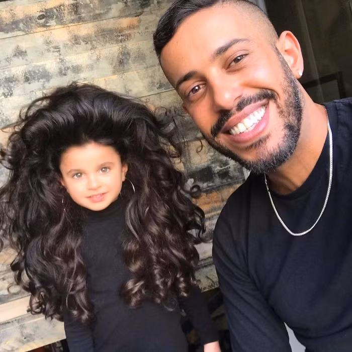 Nhà tạo mẫu tóc của Mia nhận xét cô bé là đứa trẻ rất ngoan, kiên nhẫn và luôn mỉm cười với mọi người.