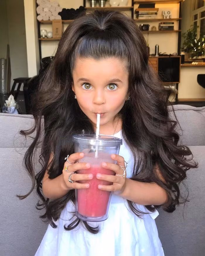 Theo The Sun, nhà tạo mẫu tóc Sagi Dahari đã tạo nên sự nổi tiếng của "cô bé tóc mây", khi giúp Mia có sự hợp tác với tạp chí Vogue. Đây cũng chính là người tạo cho Mia những kiểu tóc đặc biệt.