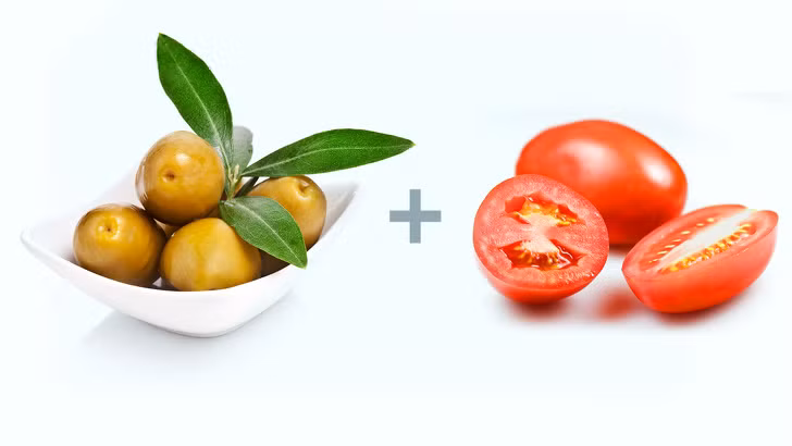 Quả ô liu + Cà chua: Ô liu là nguồn chất xơ lành mạnh, giúp no lâu và thúc đẩy giảm cân. Cà chua cũng rất giàu dưỡng chất tốt cho cơ thể.