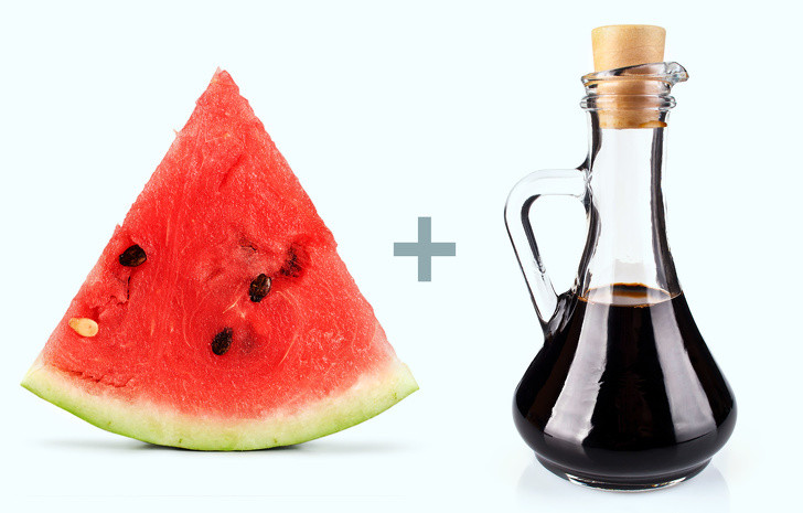Dưa hấu + Giấm Balsamic: Những lợi ích của dưa hấu bao gồm phòng ngừa rối loạn thận, huyết áp cao, ung thư, tiểu đường, bệnh tim...Trong khi đó, giấm giúp kiểm soát sự thèm ăn.