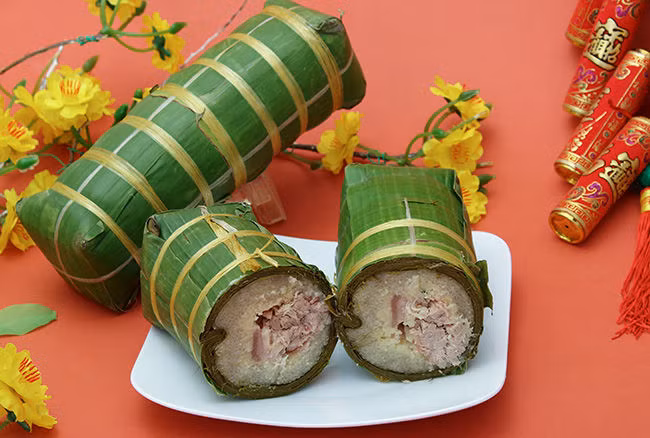 Bánh chưng sau khi luộc xong, bạn cần vớt bánh ra và rửa sạch bằng nước lạnh cho hết nhựa, sau đó để ráo nước rồi nơi khô thoáng, không bụi bặm. Ngoài ra, bạn có thể cho bánh vào ngăn mát tủ lạnh để dùng lâu hơn.