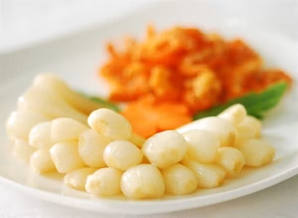 Hành muối bảo quản ở nơi thoáng mát, khi ăn dùng đũa sạch gắp hành muối ra ăn, rửa qua bằng nước sôi để nguội hoặc nước muối pha loãng.