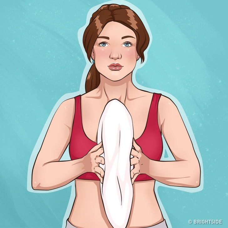 Đứng thẳng, hai tay giữ một chiếc gối trước ngực. Dồn lực cánh tay ép vào gối, giữ khoảng 10 giây rồi thả lỏng. Lặp lại động tác 20 lần.