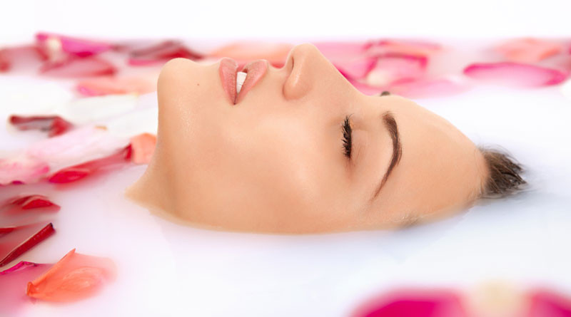 Trắng da bằng sữa tươi: Nhỏ vài giọt chanh tươi vào một cốc sữa, khuấy đều. Dùng hỗn hợp massage da mặt khẳng 10 phút sau đó rửa sạch với nước. Cách này sẽ giúp làn da luôn mềm và tươi sáng.