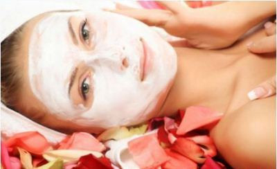 Dưỡng ẩm da: Dùng sữa trộn lẫn với 1 thìa muối và thoa lên mặt trước khi đi ngủ. Hãy đợi sáng hôm sau hãy rửa lại mặt. Đây là cách đơn giản dùng sữa tươi dưỡng da mềm mịn.