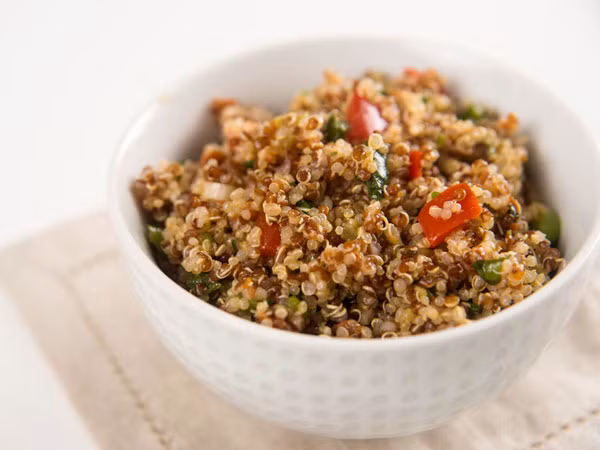 Hạt diêm mạch (quinoa) giàu protein, chất xơ và sắt, là một loại thức ăn hoàn hảo.