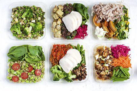 Cá, trứng và các thực phẩm giàu protein cũng góp phần cực kì quan trọng để làm nên sự khác biệt cho mái tóc của bạn.