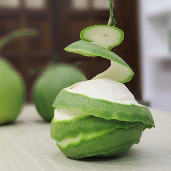 Vỏ bưởi rất tốt cho việc làm dài tóc, thế nhưng chỉ dùng tinh dầu của nó tối đa 2 lần/ngày để đảm bảo công dụng của nó được phát huy đúng cách.