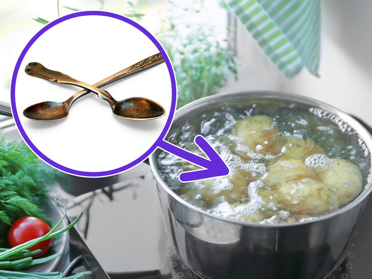 Làm sáng đồ dùng bằng bạc: Cắt và luộc một vài củ khoai tây. Cho đồ bạc vào nước luộc khoai tây ngâm khoảng một tiếng rồi lấy ra cọ sạch bằng bàn chải.