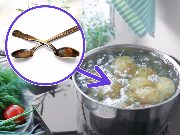 Làm sáng đồ dùng bằng bạc: Cắt và luộc một vài củ khoai tây. Cho đồ bạc vào nước luộc khoai tây ngâm khoảng một tiếng rồi lấy ra cọ sạch bằng bàn chải.