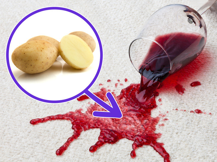 Quần áo để lâu bị vàng ố hay dính bẩn, bạn hãy lấy một củ khoai tây luộc chín, lột vỏ để nguội rồi xát đều lên vết bẩn, sau đó xả lại bằng nước lã, phơi chỗ mát, có gió.