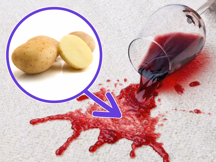 Quần áo để lâu bị vàng ố hay dính bẩn, bạn hãy lấy một củ khoai tây luộc chín, lột vỏ để nguội rồi xát đều lên vết bẩn, sau đó xả lại bằng nước lã, phơi chỗ mát, có gió.