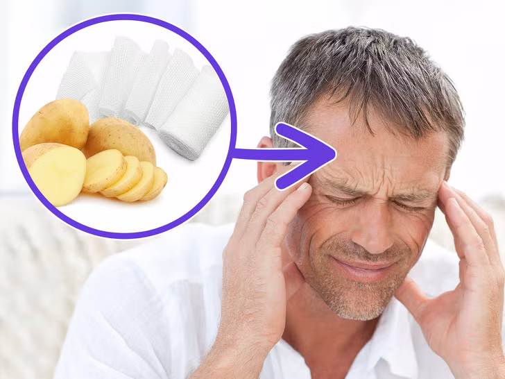 Để đánh bay những cơn đau đầu, bạn hãy thử dùng một củ khoai tây sống cắt lát và đặt lên thái dương và trán. Dùng gạc cố định các miếng khoai tây. Nằm xuống, nhắm mắt lại và chờ cho đến khi cơn đau biến mất.