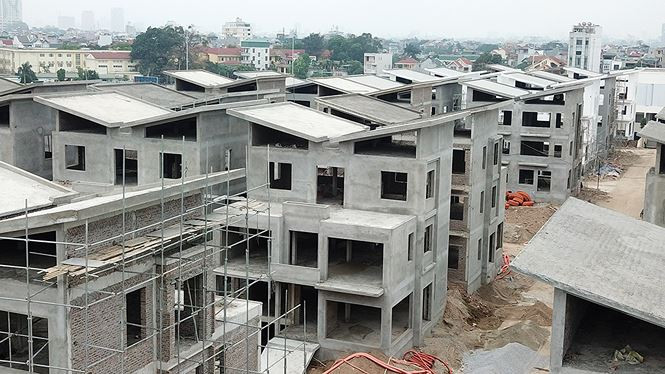 Những căn biệt thự được xây dựng san sát nhau.