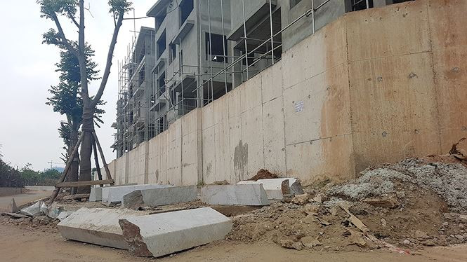 Quanh dự án là hàng tường bao bằng bê tông kiên cố có chiều cao khoảng 3 mét.