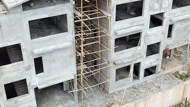 Giàn giáo vẫn đang thi công ở một số căn.