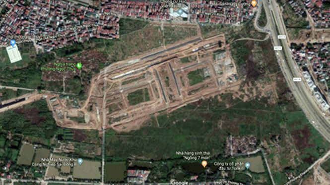 Trao đổi với Tiền Phong chiều 23/4, Chủ tịch UBND phường Ngọc Thụy Nguyễn Quốc Văn cho biết, sau khi báo chí phản ánh việc 26 căn biệt thự tại dự án này chưa có giấy phép vẫn thi công, phường đã tiến hành yêu cầu chủ đầu tư thực hiện nghiêm quyết định đình chỉ thi công. "Hôm nay chúng tôi đã cho lực lượng túc trực tại dự án yêu cầu không được thi công đến khi có giấy phép bổ sung đối với 26 biệt thự trên", vị này nói. Dự án nhìn từ vệ tinh. Ảnh Goole map.