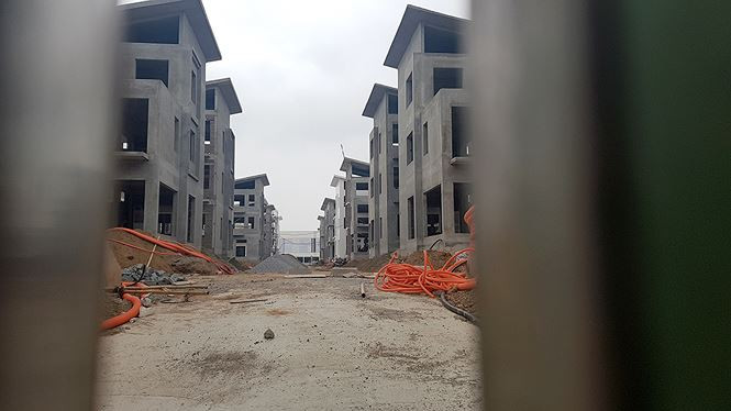 Ghi nhận của phóng viên tại dự án, dường như việc UBND quận đình chỉ thi công 26 căn biệt thự xây không phép của dự án... không ảnh hưởng đến công tác thi công xây dựng tại đây.