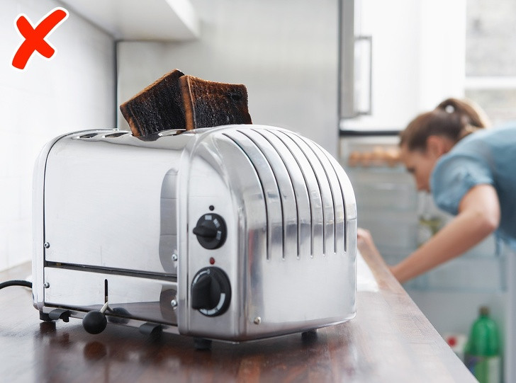 Một lỗi nấu nướng bà nội trợ nào cũng hay mắc là để máy nướng bánh ở chế độ tự động. Thực tế, bạn nên thay đổi chế độ nướng cho mỗi lần tùy thuộc vào loại bánh mì, độ dày. Cách này sẽ giúp chất lượng bánh ngon hơn.