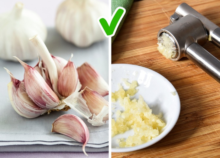 Trước khi đập tỏi, chúng ta thường bóc vỏ trước. Tuy nhiên, điều này là không cần thiết bởi vỏ tỏi sẽ bay ra khi bạn đập dập.