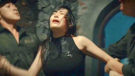 Phim cũng có nhiều cảnh tra tấn phụ nữ.