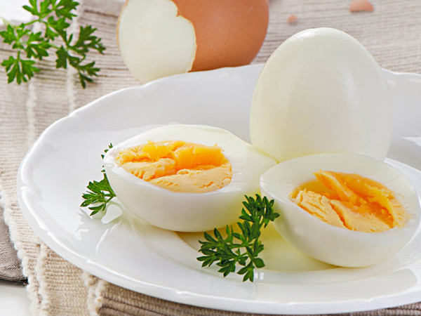 Giảm nguy cơ bệnh tim: Theo nghiên cứu, cholesterol trong trứng được cân bằng với phosphatides không gây hại cho sức khỏe. Các axit béo omega 3 trong trứng giúp giảm mức chất béo trung tính, do đó làm giảm nguy cơ mắc bệnh tim mạch.