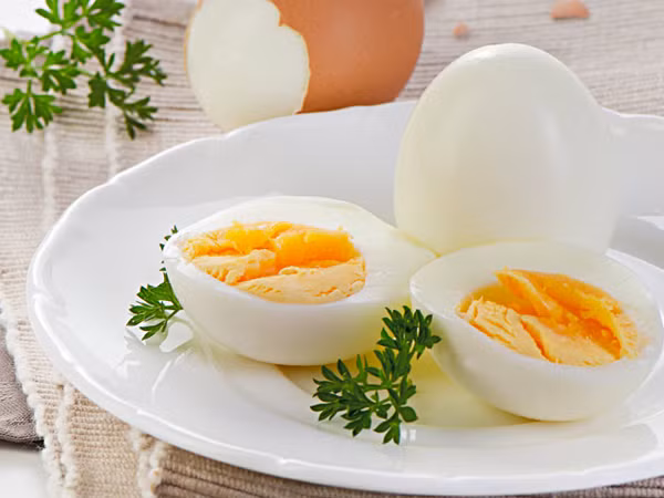 Giảm nguy cơ bệnh tim: Theo nghiên cứu, cholesterol trong trứng được cân bằng với phosphatides không gây hại cho sức khỏe. Các axit béo omega 3 trong trứng giúp giảm mức chất béo trung tính, do đó làm giảm nguy cơ mắc bệnh tim mạch.