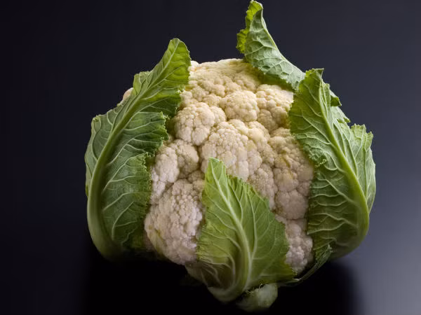 Súp lơ chỉ chứa 25 calo trong 100 gram. Tất cả các loại rau như súp lơ, bông cải xanh, cải bắp và cải Brussels (bắp cải mini) đều có lượng calo rất thấp và giàu chất xơ.