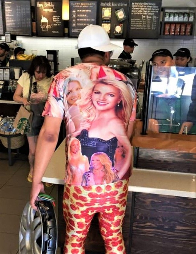 Người đàn ông mặc thời trang kỳ lạ vẫn tự tin dạo phố.